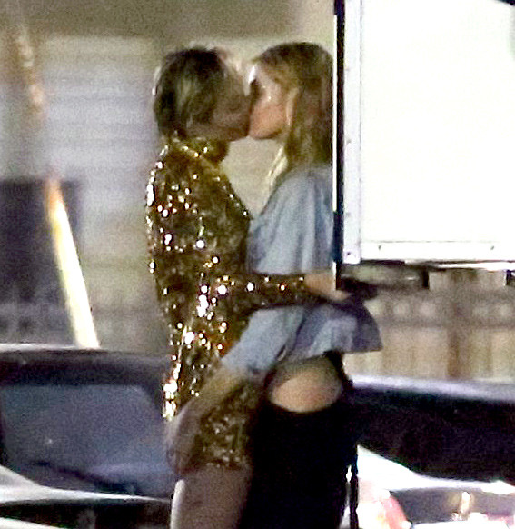 1435871477_miley-cyrus-stella-maxwell-kissing-zoom.jpg